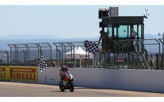 Rinaldi domina e conquista primeira vitria no Mundial de Superbike