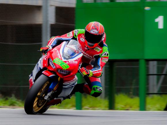 Pedro Sampaio vence principal corrida da segunda etapa do SuperBike Brasil