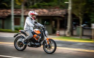 Super Soco TSX: Voc j experimentou pilotar uma moto eltrica?