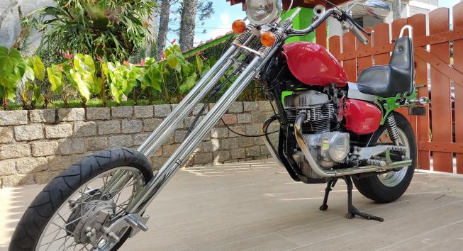 Engenheiro monta motocicleta chopper dentro de apartamento