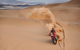 Os pilotos de moto do Rally Dakar so de outro planeta