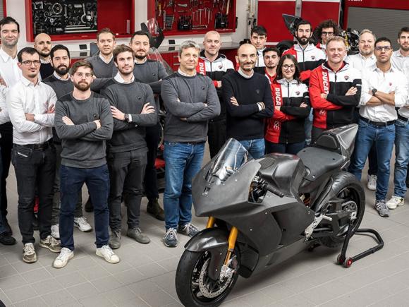 Ducati apresenta sua primeira moto elétrica para corridas da MotoE em 2023  