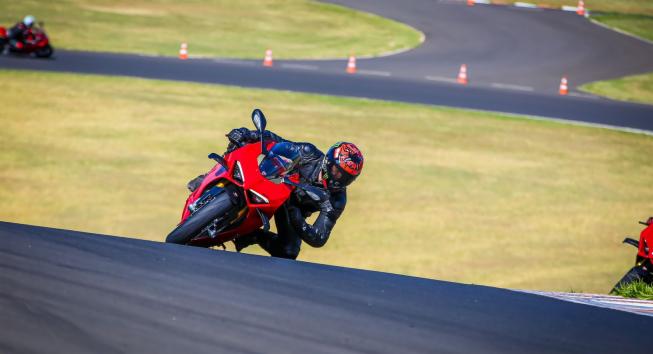 Testamos a nova Ducati Panigale V4S 2023 na pista! - moto.com.br