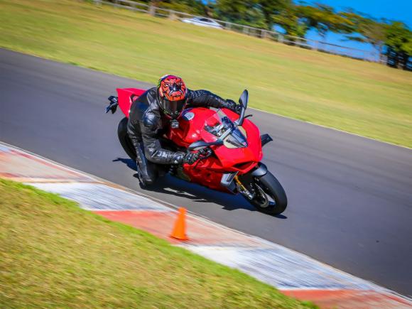 Testamos a nova Ducati Panigale V4S 2023 na pista! - moto.com.br