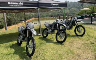 KAWASAKI APRESENTA NOVA KLX300R 2025 - UMA BELA MAQUINA!