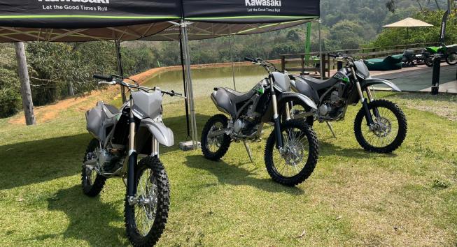 KAWASAKI APRESENTA NOVA KLX300R 2025 - UMA BELA MAQUINA!