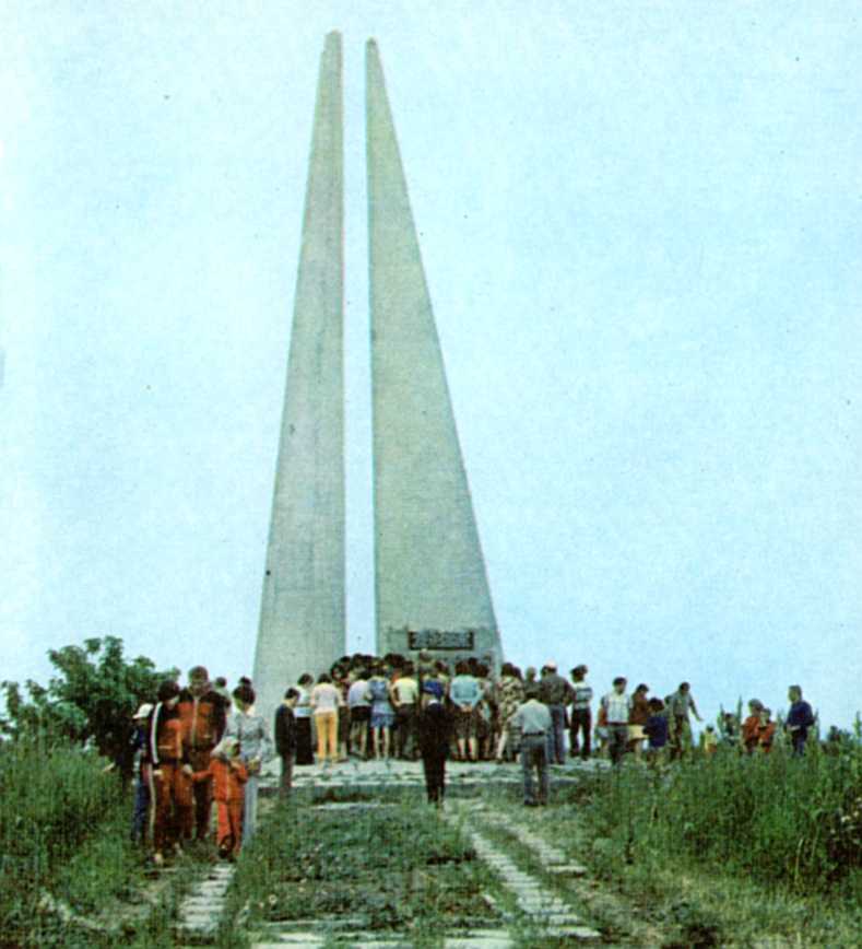 Березань. Памятник Шмидту и матросам.