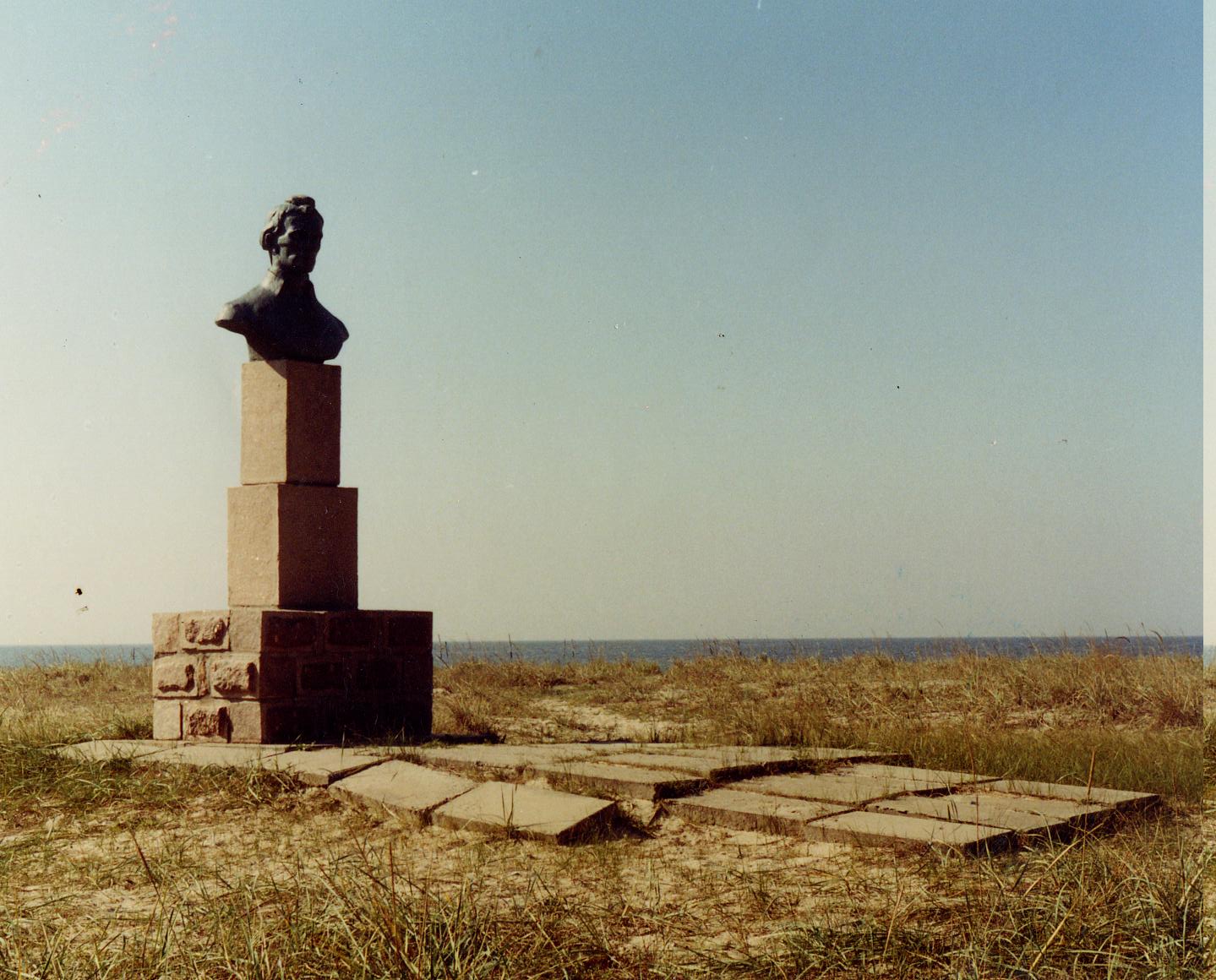 Бюст Суворова, відлитий із бронзи. Викрадений у 2001 році.