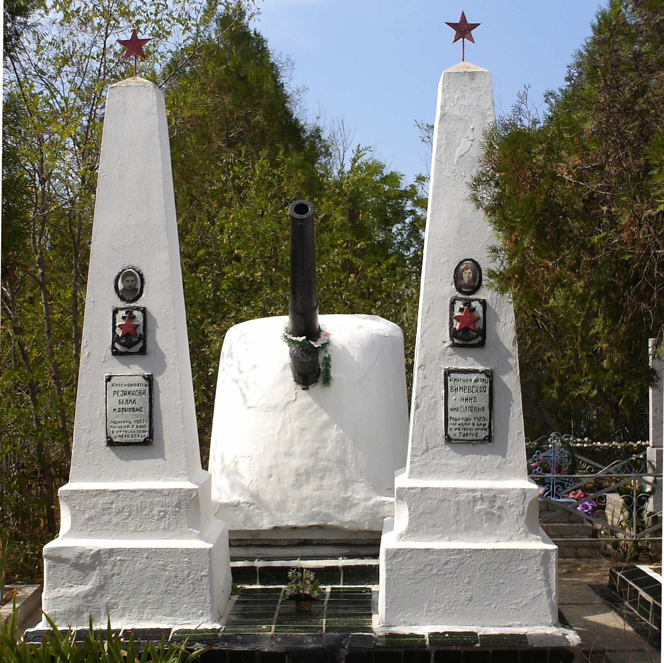 Пам'ятник Віневській та Резніковій