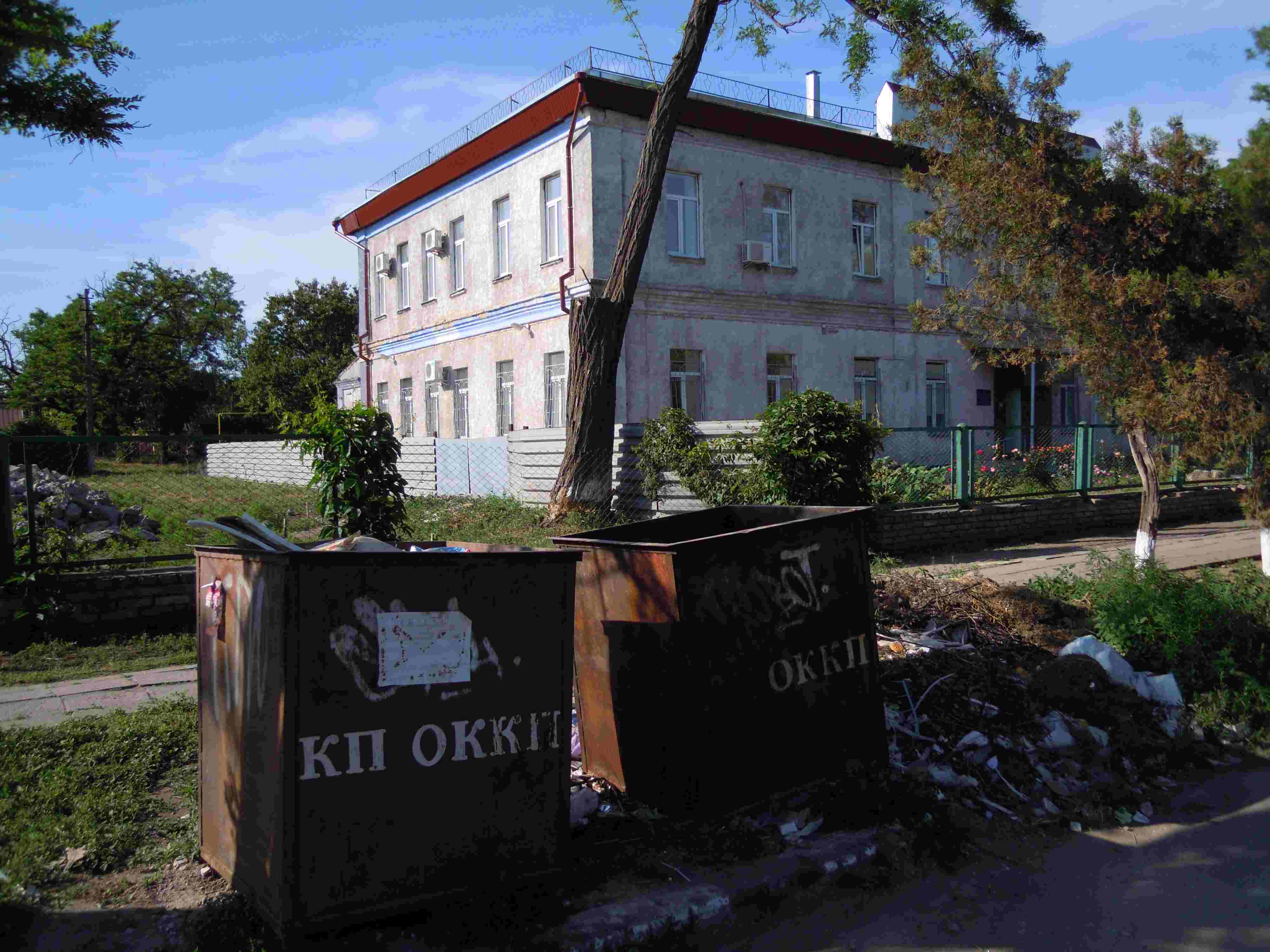 Сміттєві баки поблизу Пенсійного фонду