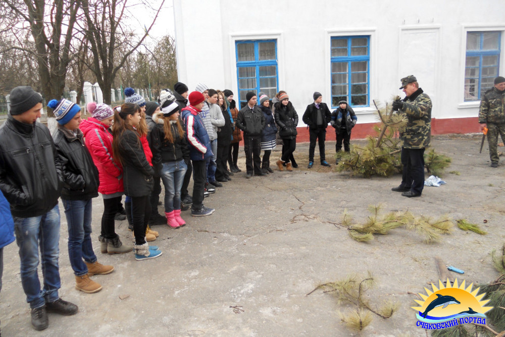 Учні школи №1 в акції «Подаруй ялинці нове життя!»