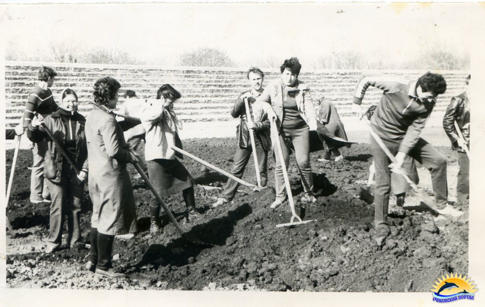 Райком комсомола на субботнике. Городской стадион. Очаков. 1986 г.