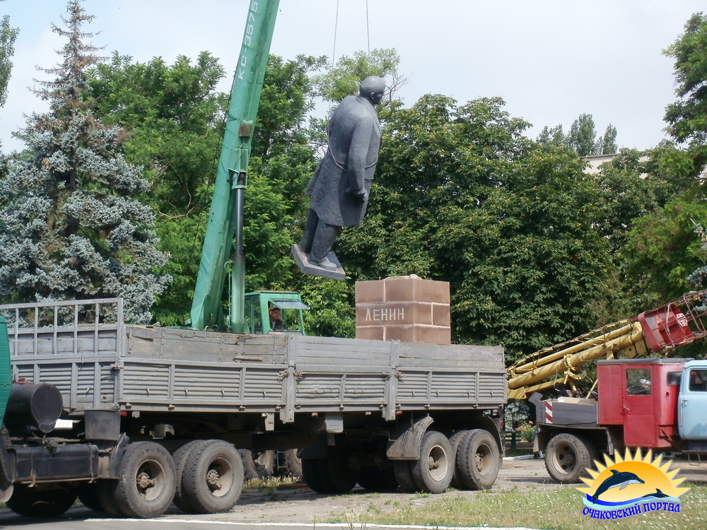 Очаков. Демонтаж памятника Ленину