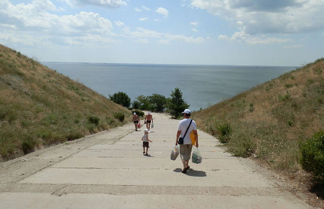Очаків. Спуск до моря на турбазі