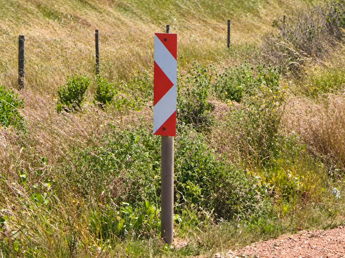 Red-and-White Hazard Markers — how it looks in GeoGuessr