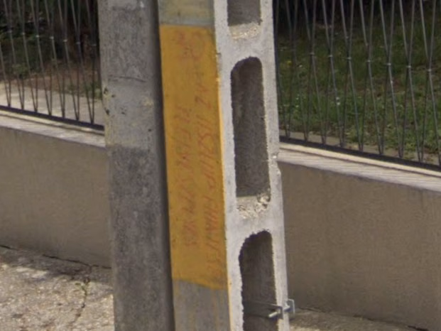 Tall yellow sticker — how it looks in GeoGuessr