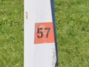 Red lamppost sticker — how it looks in GeoGuessr