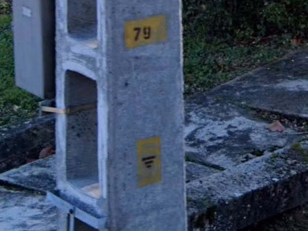 Small double yellow sticker — how it looks in GeoGuessr