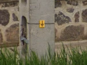 Yellow plate with grounding sign — how it looks in GeoGuessr