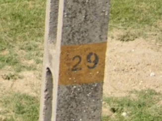 Simple yellow sticker — how it looks in GeoGuessr