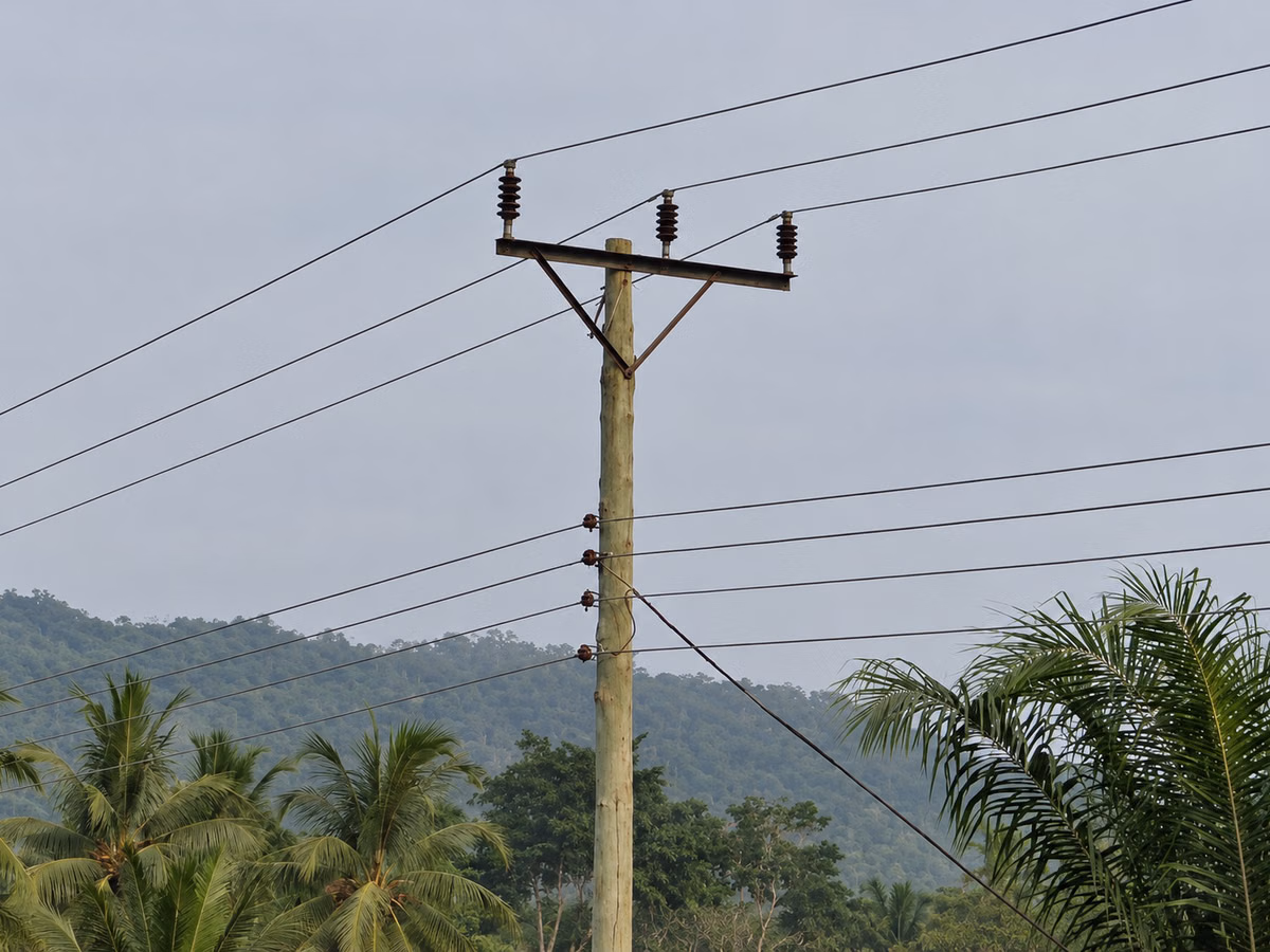 Ghana and Kenya Wooden Utility Poles — how it looks in GeoGuessr