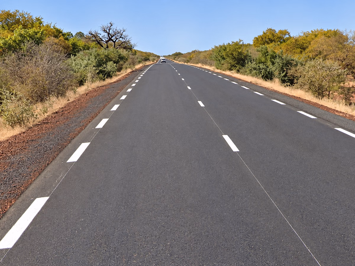 French-Style White Dashed Edge Lines — how it looks in GeoGuessr