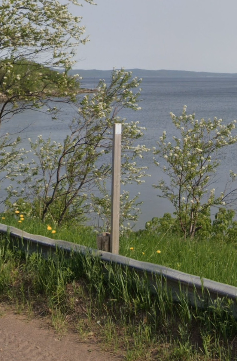 Newfoundland & Labrador - Bollards — how it looks in GeoGuessr