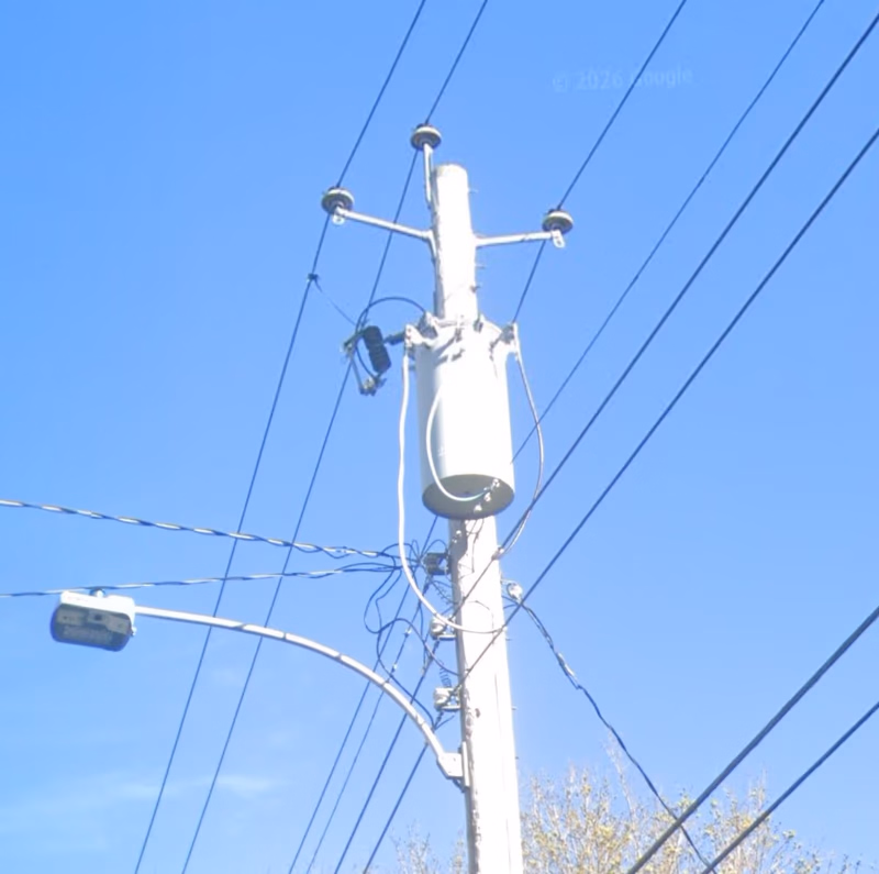 Nova Scotia - Québec style poletop — how it looks in GeoGuessr