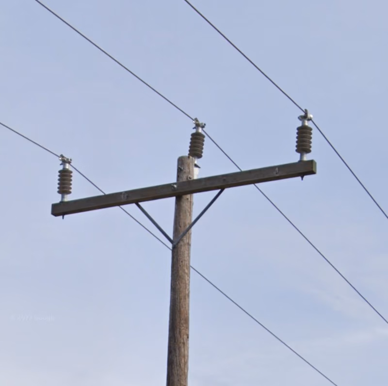 Ontario - 3 tall ribbed insulators — how it looks in GeoGuessr