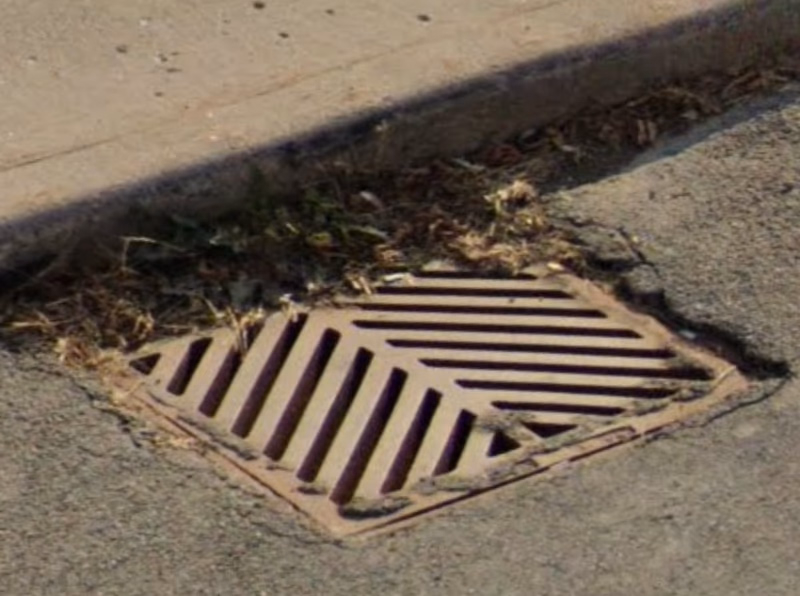 Ontario - V-shaped sewer cover — how it looks in GeoGuessr