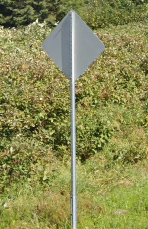 Québec - Metal signpost — how it looks in GeoGuessr