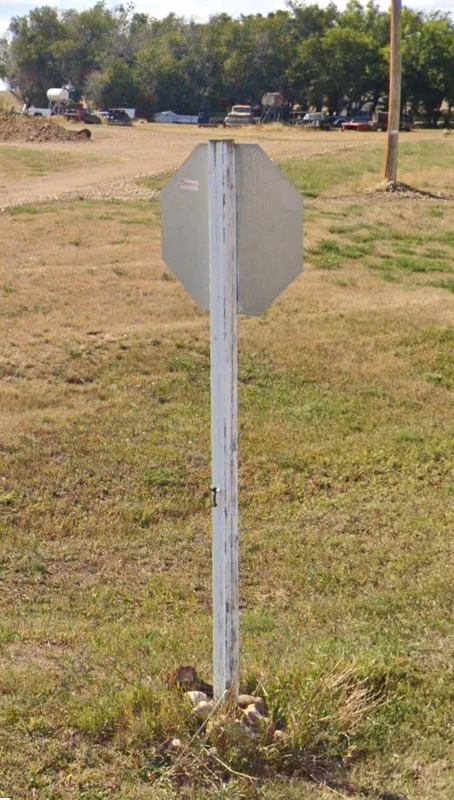 Saskatchewan - White signpost — how it looks in GeoGuessr