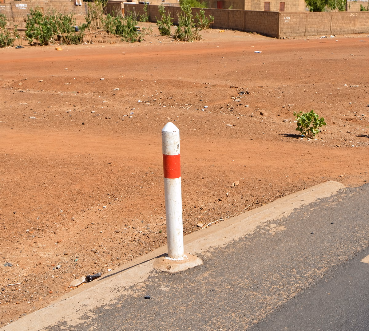 French-Style Cylindrical Bollards — how it looks in GeoGuessr