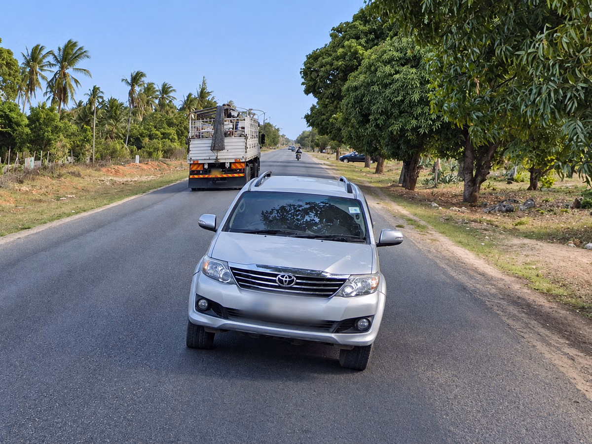 Kenyan Follow Car — how it looks in GeoGuessr