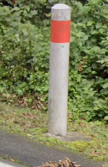 Rwandan Bollards — how it looks in GeoGuessr
