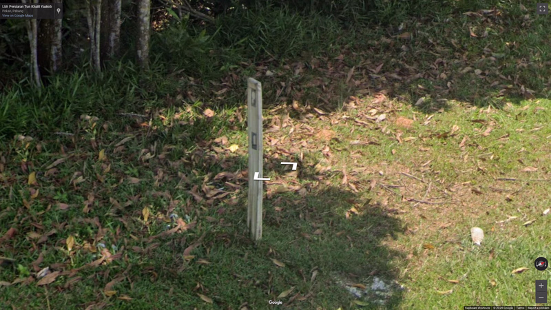 Bollard with two reflectors