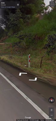 Ecuador clue: Two reflectors bollard