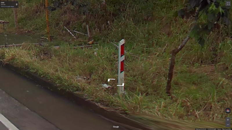Two reflectors bollard