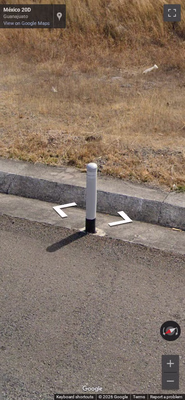 Mexico clue: Grey bollard with reflectors