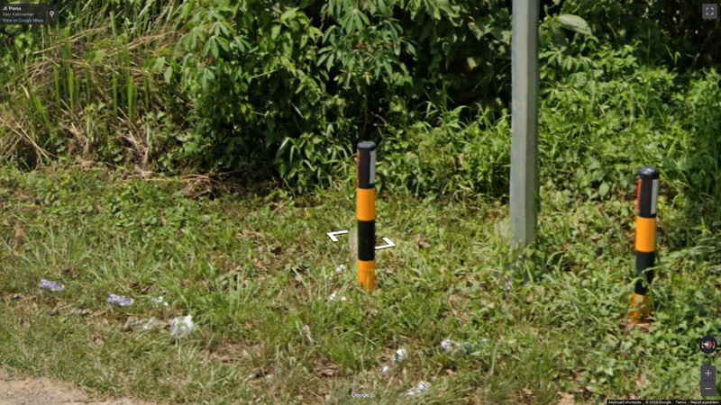 Black--yellow bollard
