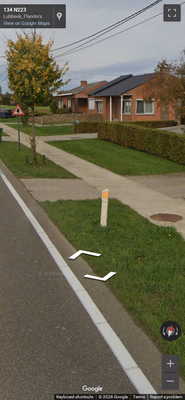 Belgium clue: Light orange reflector bollard