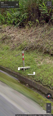 Ecuador clue: Two stripes bollard