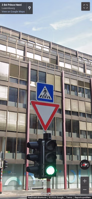 Luxembourg clue: Pedestrian crossing sign