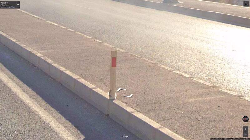 Bollard with wide reflector