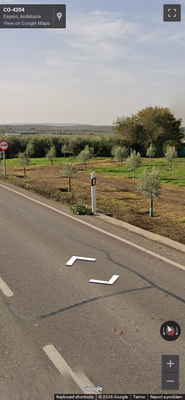 Spain clue: Wedge bollard with yellow reflector