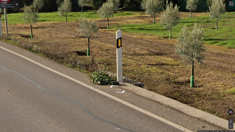 Wedge bollard with yellow reflector