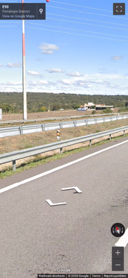 Portugal clue: Bollard with orange reflector