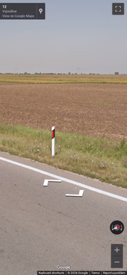 Serbia clue: Bollard with tilted reflector