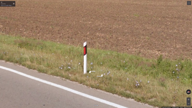 Bollard with tilted reflector
