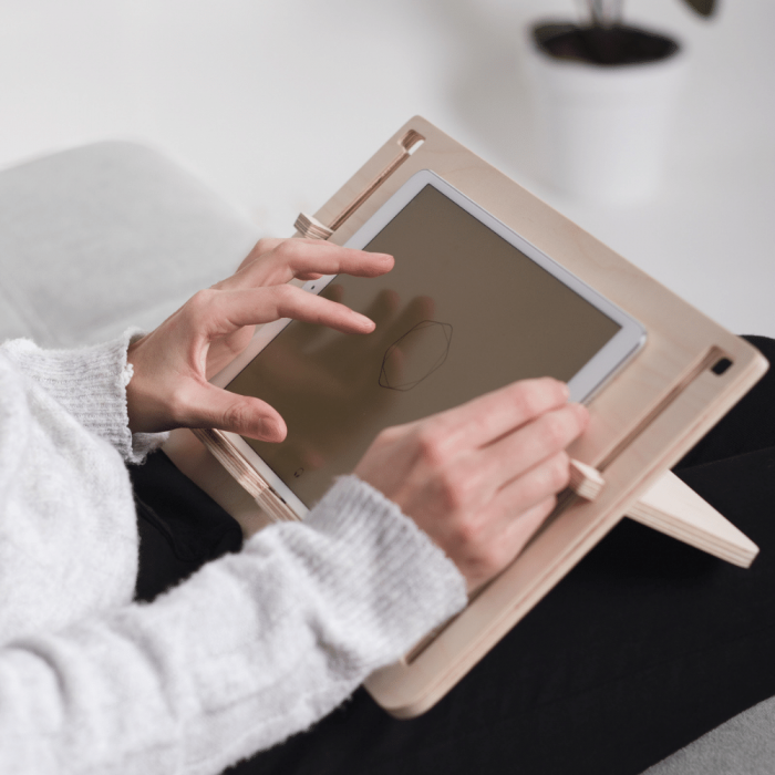 soporte-madera-tablet-diseño-detablet-ekohunters